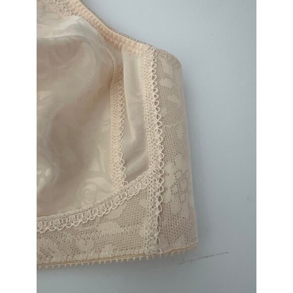 New Beige Wireless Bra Padded shoulders and adjustable straps, support. Size 44B - Picture 12 of 13